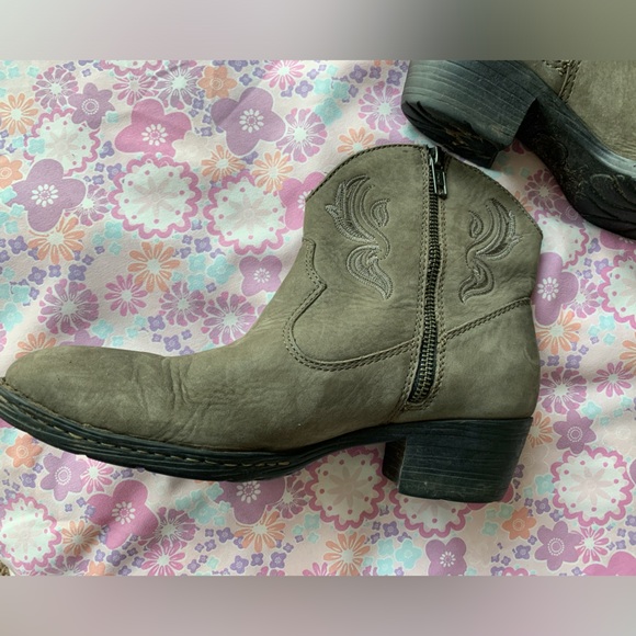 BORN riven western embroidered grey booties size 8.5 (40) - Picture 10 of 12